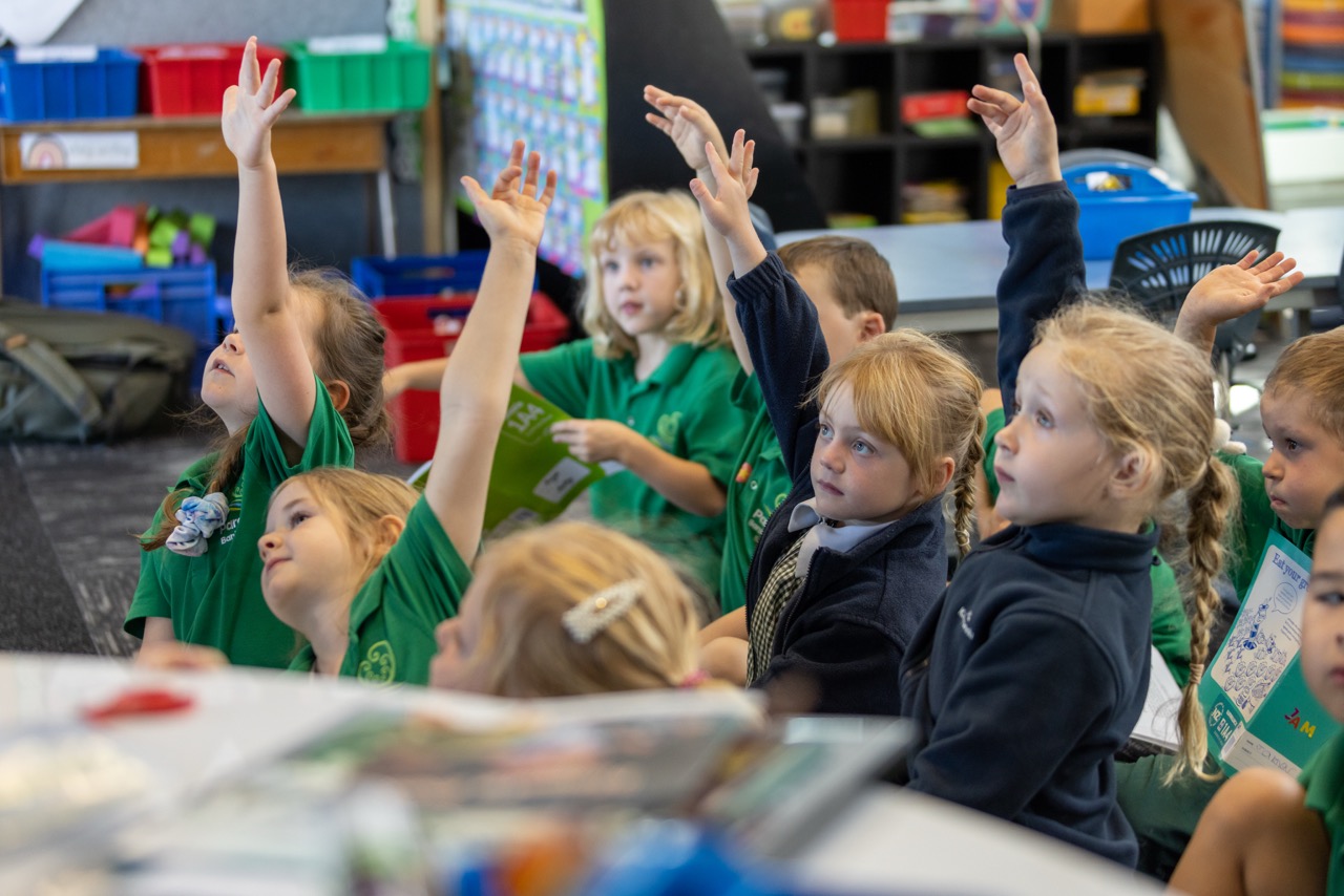 Pareawa Banks Avenue School students raising their hands in class